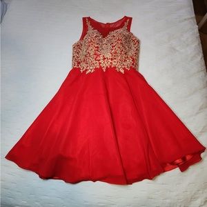 Bought it for graduation , wore once . It’s like new , in perfect condition.